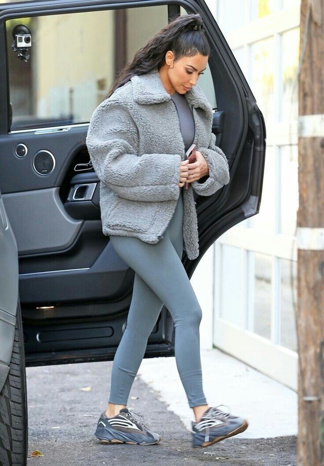 Dark blue leggings with a gray sweater